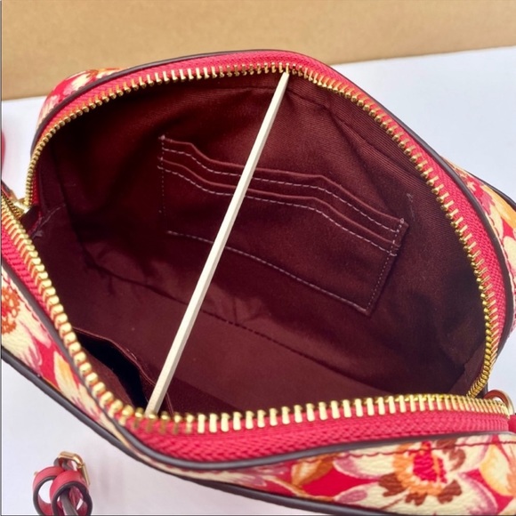 Coach Mini Camera Bag Crossbody Bag
Vintage Daisy Pink - Picture 8 of 12